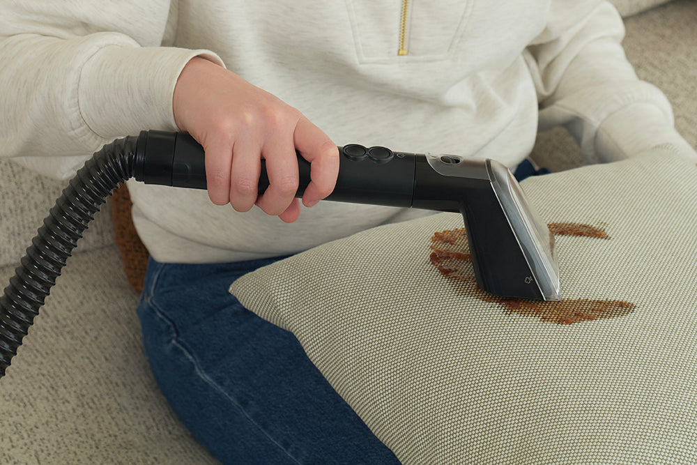 Nysningar, kliande ögon och trötthet – trots att du knappt varit utomhus? Då kan svaret finnas i soffan