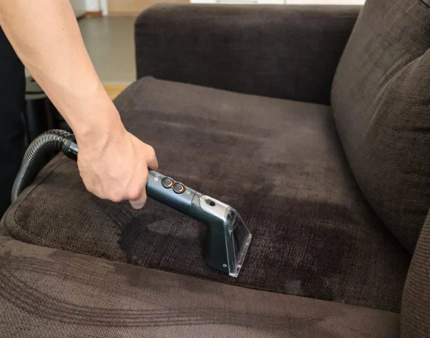 Ta bort fläckar från soffa utan kemikalier – 5 effektiva metoder