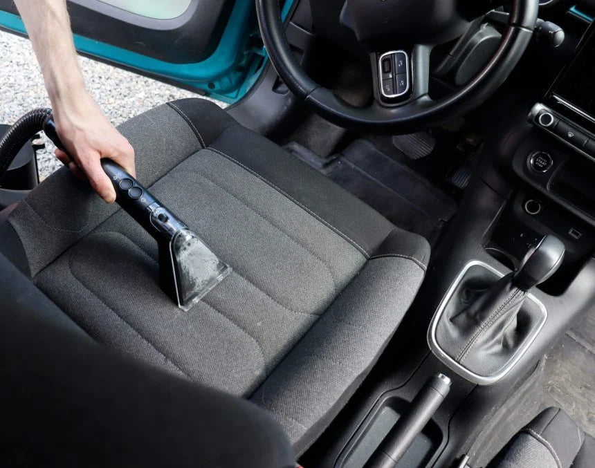 Textiltvätt för bilklädsel – så får du bort fläckar och lukt