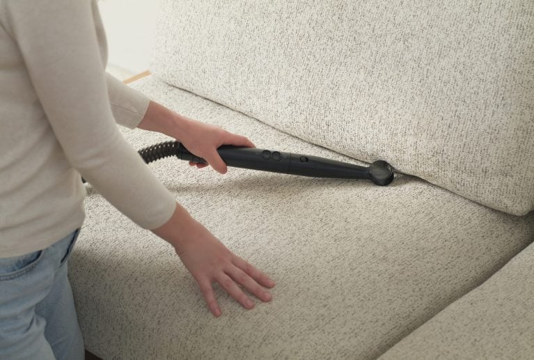 Ta bort rödvinsfläckar från soffa med textiltvätt