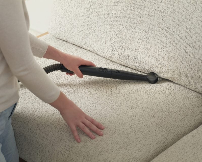 20250216_OzoneAir72000 Ta bort rödvinsfläckar från soffa med textiltvätt