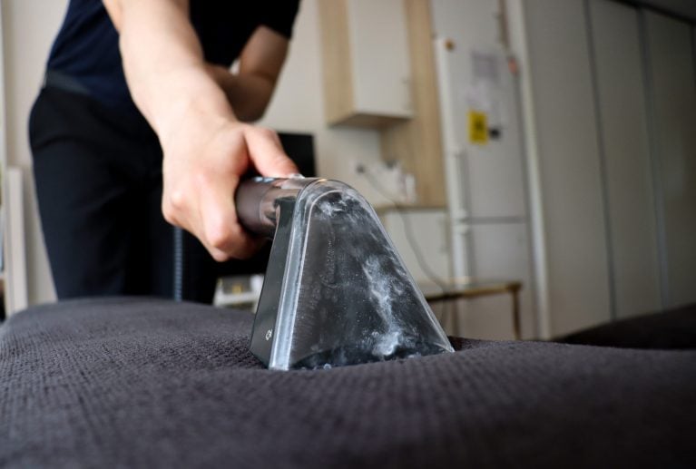 Rengöra möbler med textiltvätt