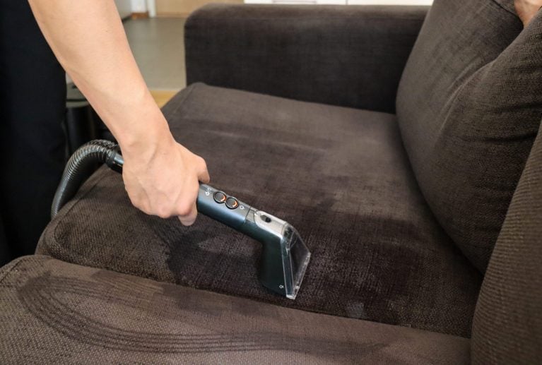 Ta bort fläckar från soffa